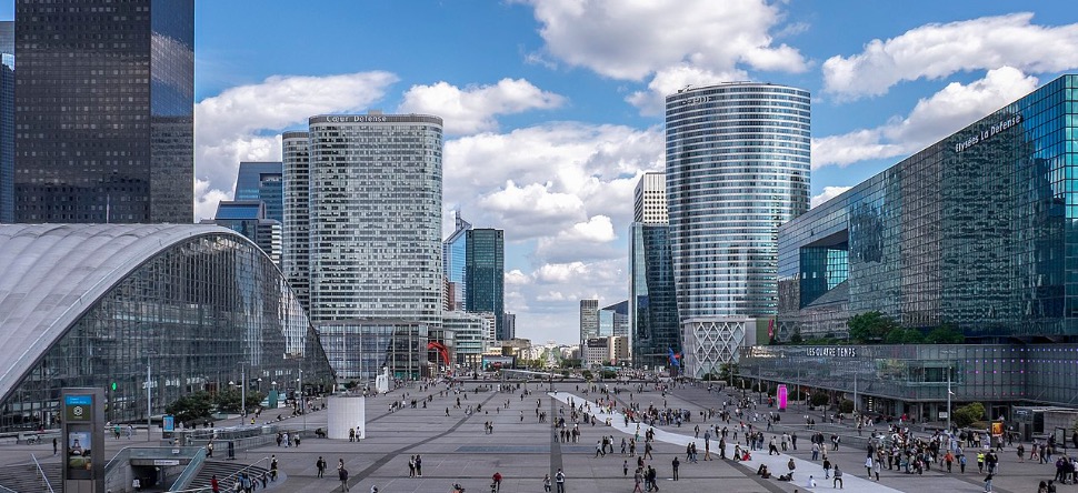 La Défense : un homme menaçant des policiers avec un couteau...