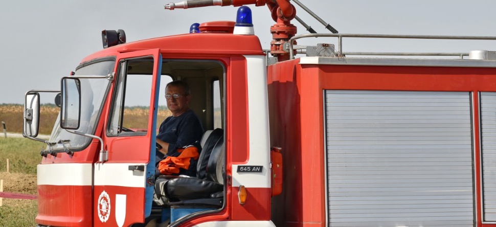 Avant leur manifestation, des pompiers bloquent le périphérique...