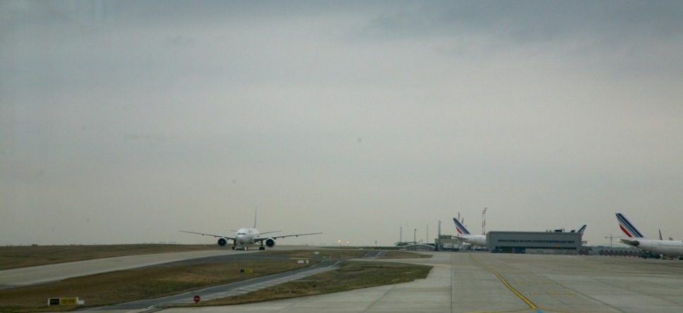 Coronavirus : un premier avion a décollé de Roissy pour rapatrier...