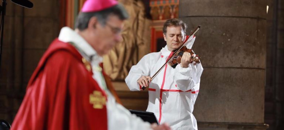 Presque un an après l'incendie, une cérémonie dans Notre Dame de...