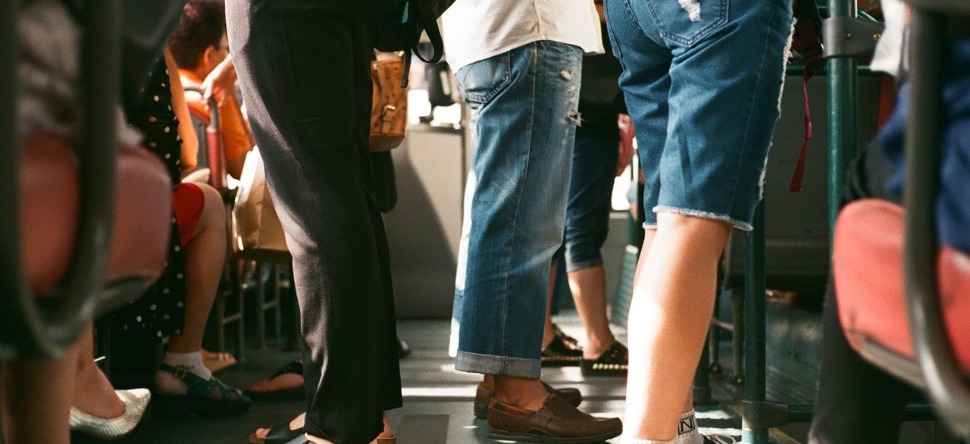 Vers une évolution des règles de distanciation dans les transports...