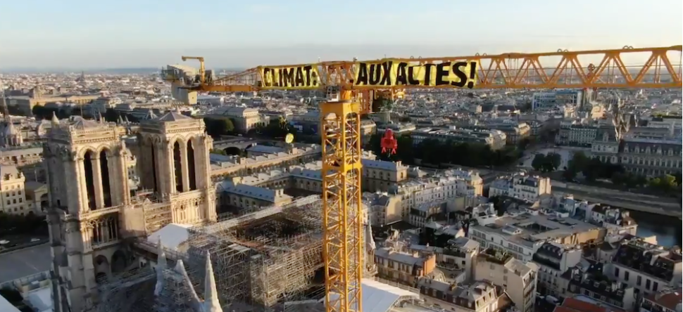 Greenpeace : une banderole au-dessus de Notre-Dame pour le climat...