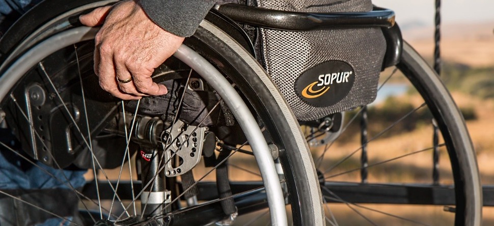 Bloqué avec son fauteuil roulant sur une voie ferrée, il est sauvé...