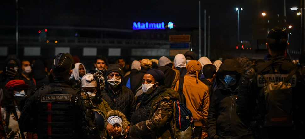 Un camp de migrants géant démantelé sous l’autoroute au nord de Paris