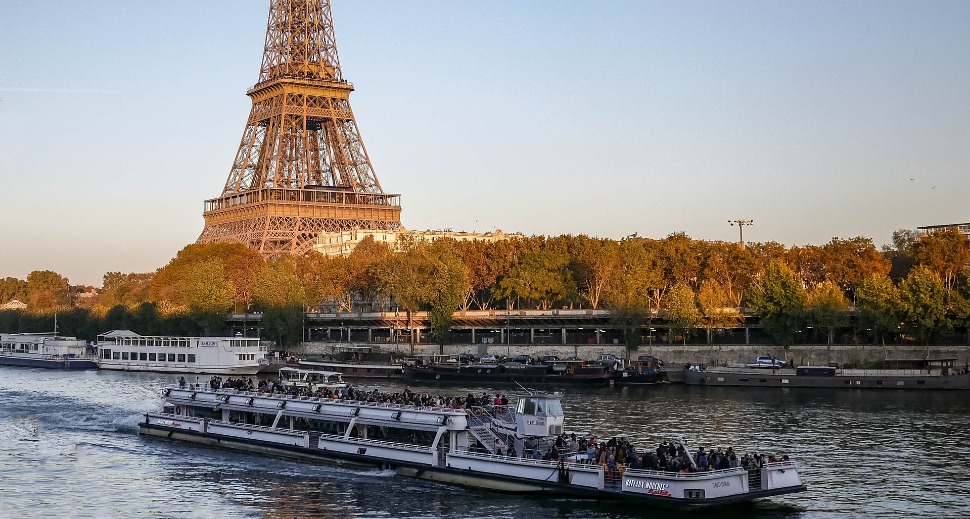 Crue de la Seine : la circulation des péniches interdite à Paris