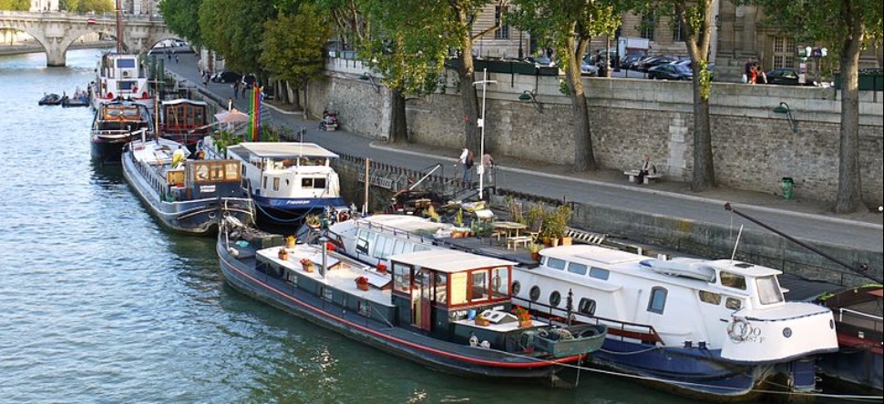 Paris : une péniche sauvée du naufrage par les pompiers
