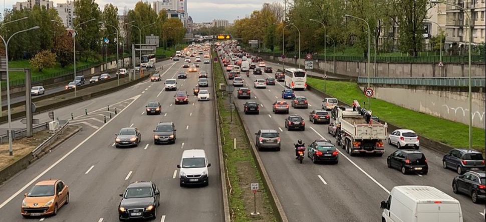 Paris : des milliers de motards manifestent pour le retour de la...