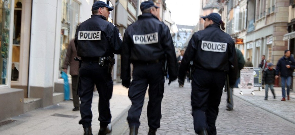 Paris : une policière fournit des renseignements sur ses collègues...