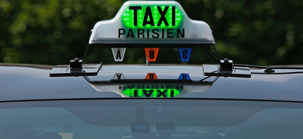 Arnaque au taxi : un syndicat sort "un petit guide de survie" pour...