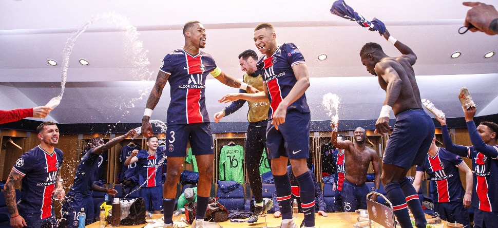 La fête dans les vestiaires du PSG après la qualification en Ligue...