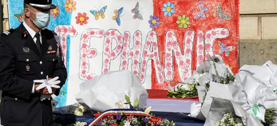 Attaque de Rambouillet : la fonctionnaire de police décorée à titre...